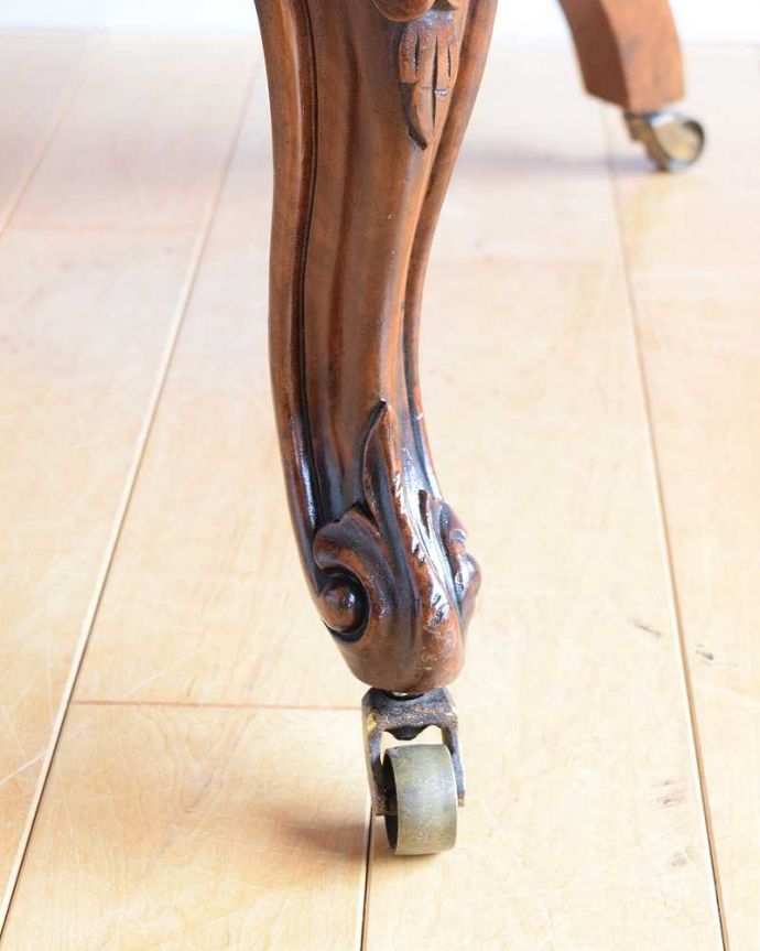 1Pソファ(ラウンジチェア)　アンティーク チェア　装飾が美しいウォルナット材の椅子、英国輸入のアンティークナーシングチェア。脚先にはキャスターがアンティークのものは現代のもののようにプラスチックではないため動きはよくありませんが調整したので動きます。(q-370-c)