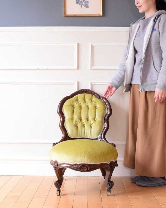 1Pソファ(ラウンジチェア) アンティーク チェア ゆったりと包んでくれるフォルムが嬉しい英国から到着したアンティークナーシングチェア。赤ちゃんとお母さんのために作られた椅子授乳のためだけに造られたナーシングチェア。(q-371-c)