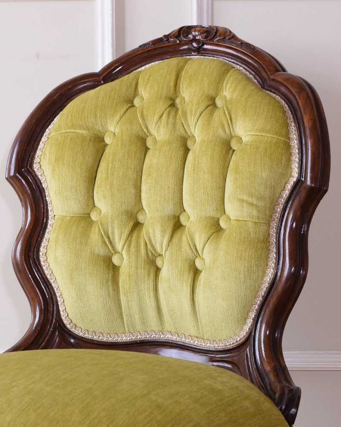 1Pソファ(ラウンジチェア) アンティーク チェア ゆったりと包んでくれるフォルムが嬉しい英国から到着したアンティークナーシングチェア。贅沢な美しさはアンティークの証女性のために作られた椅子だけに、見た目が美しい。(q-371-c)