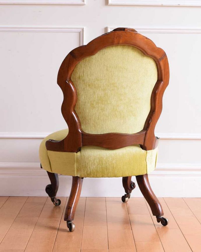 1Pソファ(ラウンジチェア) アンティーク チェア ゆったりと包んでくれるフォルムが嬉しい英国から到着したアンティークナーシングチェア。後ろ姿も上品です並べた時に後ろから見ることも多い椅子。(q-371-c)