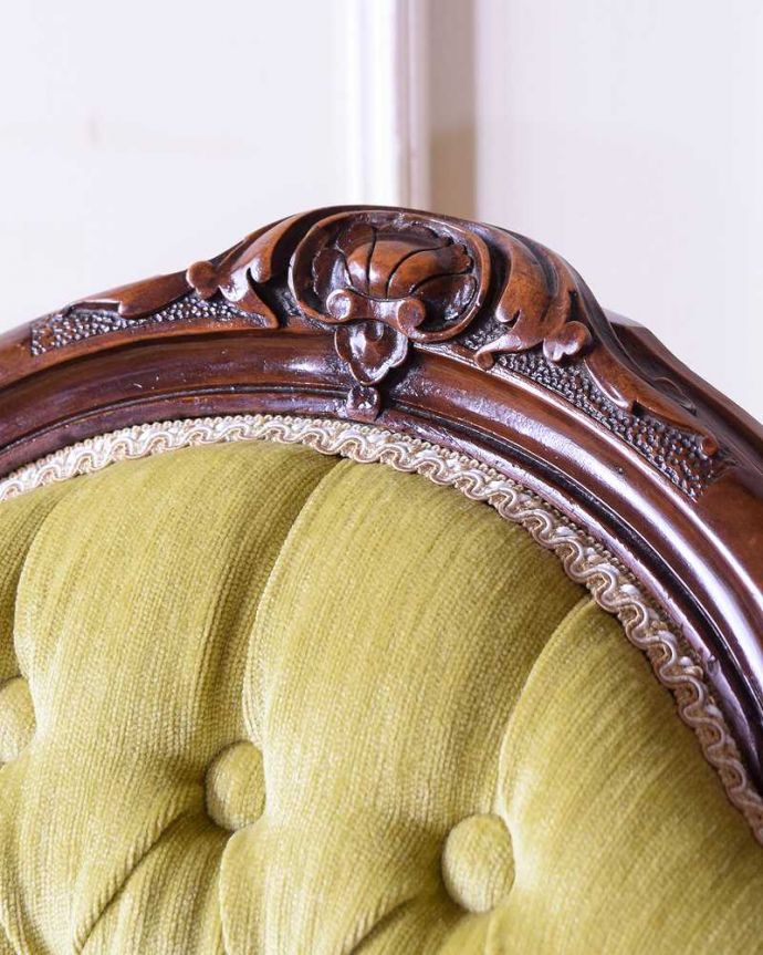 1Pソファ(ラウンジチェア) アンティーク チェア ゆったりと包んでくれるフォルムが嬉しい英国から到着したアンティークナーシングチェア。うっとりするほど細かい細工まだ機械の発達していない時代に、手作業で作られた細かい細工。(q-371-c)