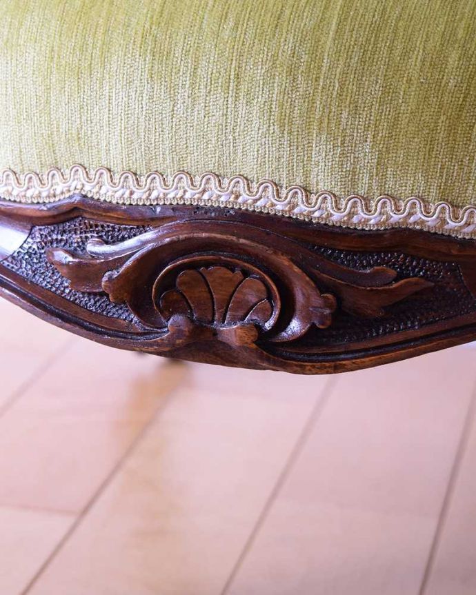 1Pソファ(ラウンジチェア) アンティーク チェア ゆったりと包んでくれるフォルムが嬉しい英国から到着したアンティークナーシングチェア。イギリスらしい美しい彫やっぱり一番の特長は彫の美しさ。(q-371-c)