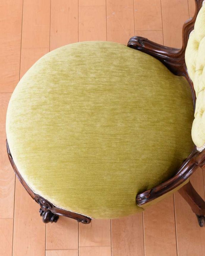 1Pソファ(ラウンジチェア) アンティーク チェア ゆったりと包んでくれるフォルムが嬉しい英国から到着したアンティークナーシングチェア。大切な自分だけの時間にナーシングチェアは座面がゆったりと広め。(q-371-c)