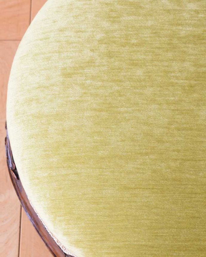 1Pソファ(ラウンジチェア) アンティーク チェア ゆったりと包んでくれるフォルムが嬉しい英国から到着したアンティークナーシングチェア。生地のセレクトにもこだわりました優雅なアンティークチェアの雰囲気をそのままに、一番似合う貼り座をじっくり選びました。(q-371-c)