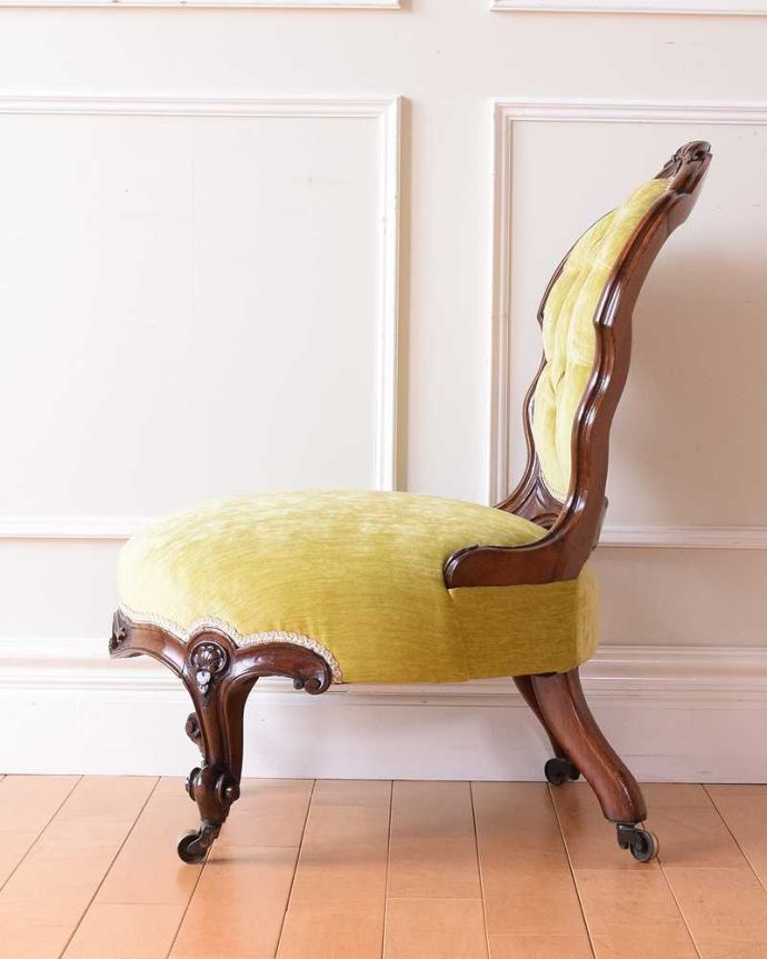 1Pソファ(ラウンジチェア) アンティーク チェア ゆったりと包んでくれるフォルムが嬉しい英国から到着したアンティークナーシングチェア。横から見ても優雅な立ち姿授乳のために作られた椅子は、座面が低く背もたれの角度もゆったり。(q-371-c)