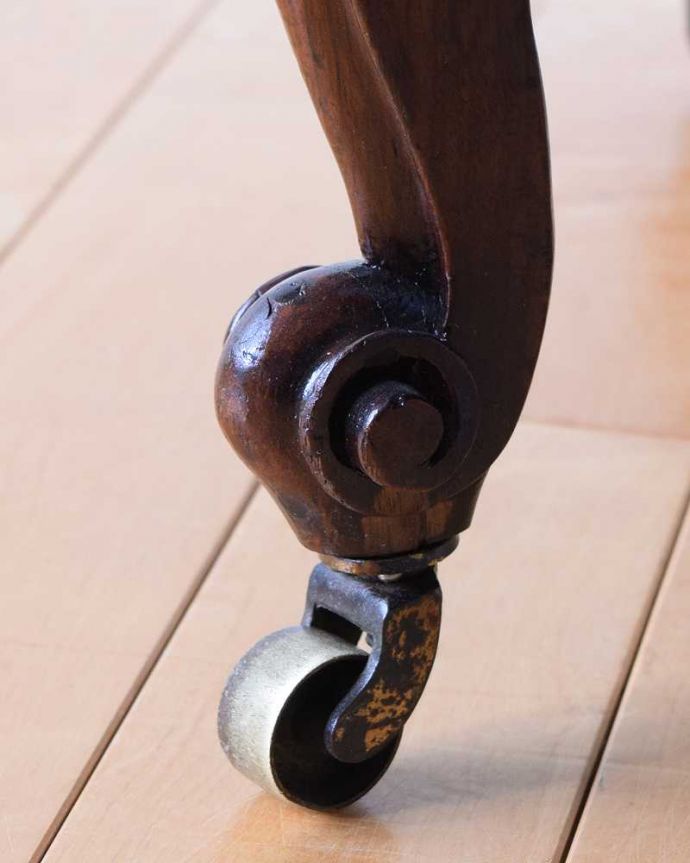 1Pソファ(ラウンジチェア) アンティーク チェア ゆったりと包んでくれるフォルムが嬉しい英国から到着したアンティークナーシングチェア。脚先にはキャスターがアンティークのものは現代のもののようにプラスチックではないため動きはよくありませんが調整したので動きます。(q-371-c)