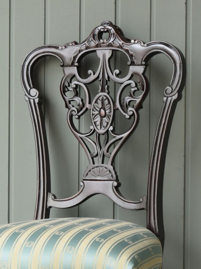 背もたれが美しいアンティークの椅子