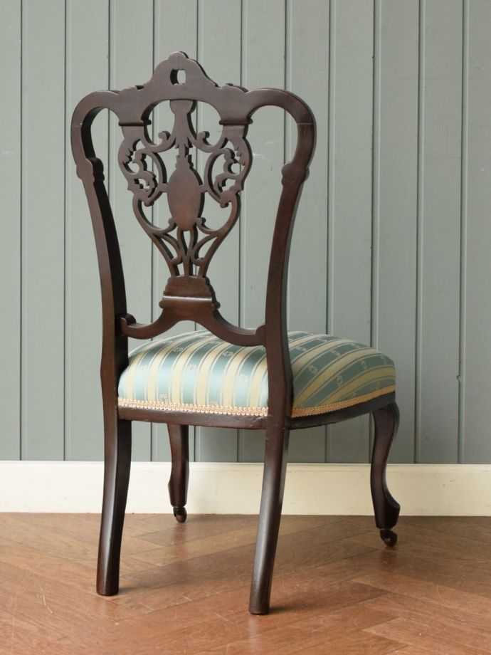 アンティークのサロンチェアの後ろ姿