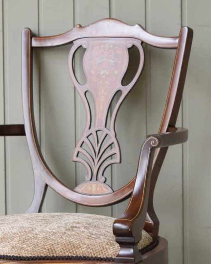 サロンチェア アンティーク チェア 象嵌が入った美しい英国アンティーク、透かし彫りの背もたれのアームチェア。美しさの極みを堪能して下さい高級材で描かれた美しく柔らかなフォルム。(q-376-c)