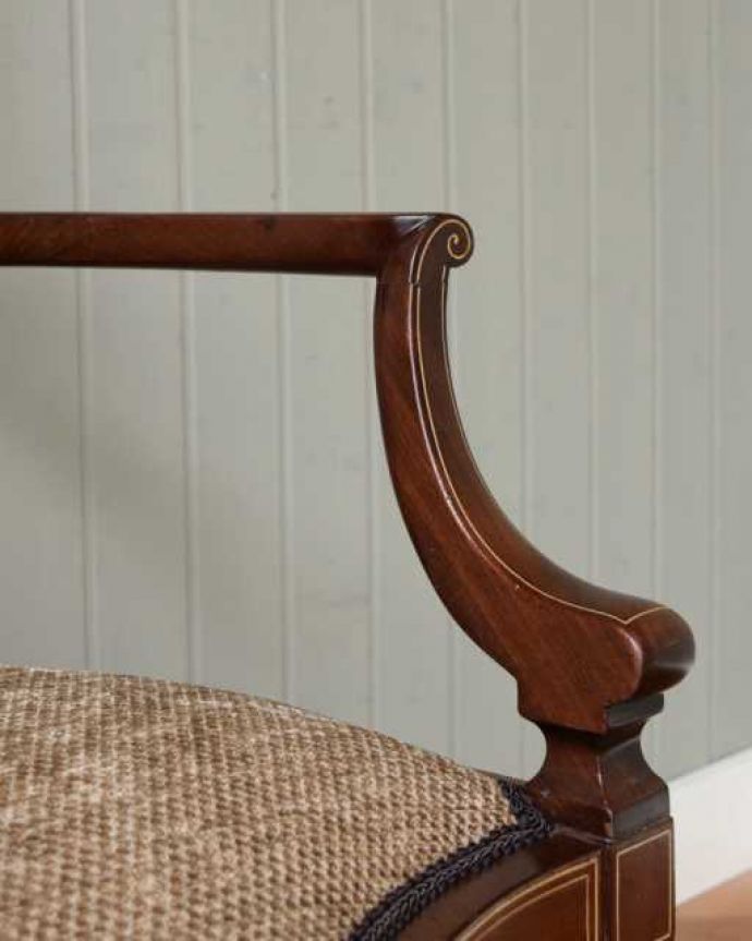 サロンチェア アンティーク チェア 象嵌が入った美しい英国アンティーク、透かし彫りの背もたれのアームチェア。アーム部分にも注目肘を掛けておけるアームチェアは座ったときにやっぱりラク。(q-376-c)