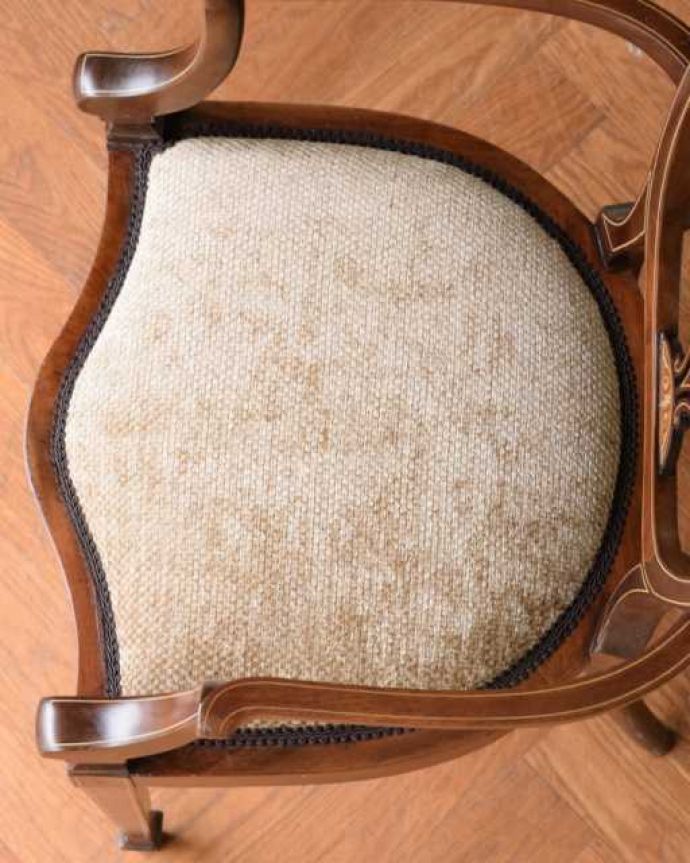 サロンチェア アンティーク チェア 象嵌が入った美しい英国アンティーク、透かし彫りの背もたれのアームチェア。座面を上から見るとこんな感じ座面は布貼りなので、長時間座っても疲れません。(q-376-c)