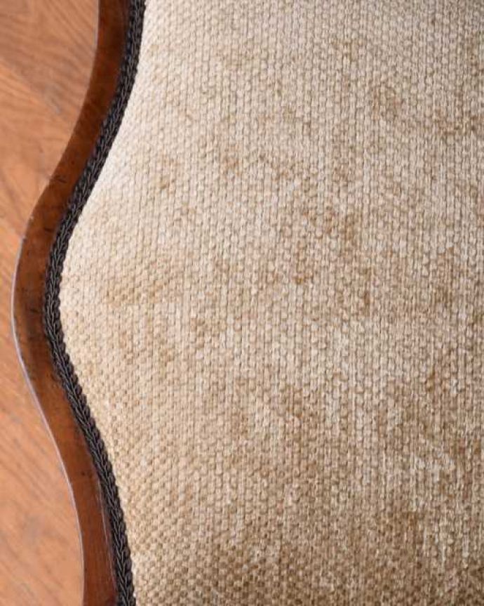 サロンチェア アンティーク チェア 象嵌が入った美しい英国アンティーク、透かし彫りの背もたれのアームチェア。生地のセレクトにもこだわりました優雅なアンティークチェアの雰囲気をそのままに、一番似合う貼り座をじっくり選びました。(q-376-c)