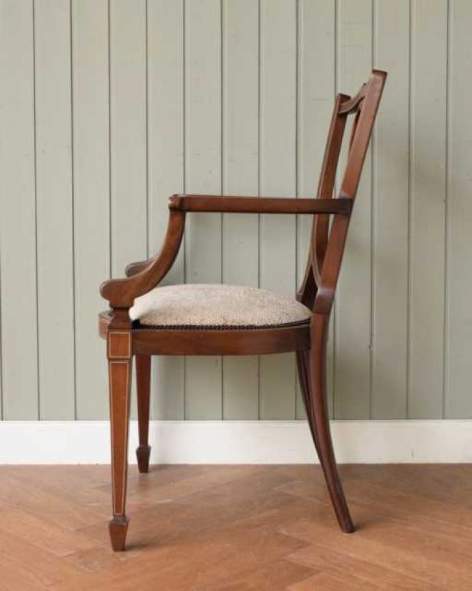 サロンチェア アンティーク チェア 象嵌が入った美しい英国アンティーク、透かし彫りの背もたれのアームチェア。横から見ても優雅な立ち姿もちろん、横から見た姿も優雅で美しいんです。(q-376-c)