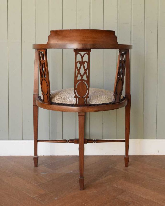 背もたれの透かし彫りが美しい英国輸入のアンティークコーナーチェア