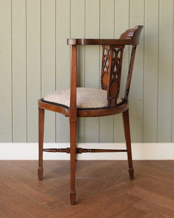 背もたれの透かし彫りが美しい英国輸入のアンティークコーナーチェア