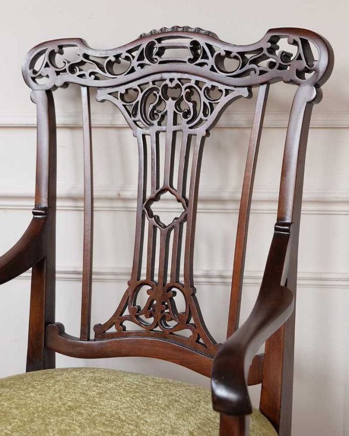 サロンチェア アンティーク チェア 英国で出会った優雅なアンティークのアームチェア、透かし彫りが美しいサロンチェア。美しさの極みを堪能して下さい高級材で描かれた美しく柔らかなフォルム。(q-378-c)