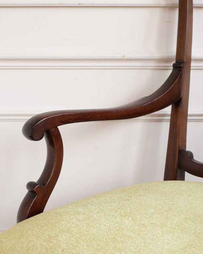 サロンチェア アンティーク チェア 英国で出会った優雅なアンティークのアームチェア、透かし彫りが美しいサロンチェア。アーム部分にも注目肘を掛けておけるアームチェアは座ったときにやっぱりラク。(q-378-c)