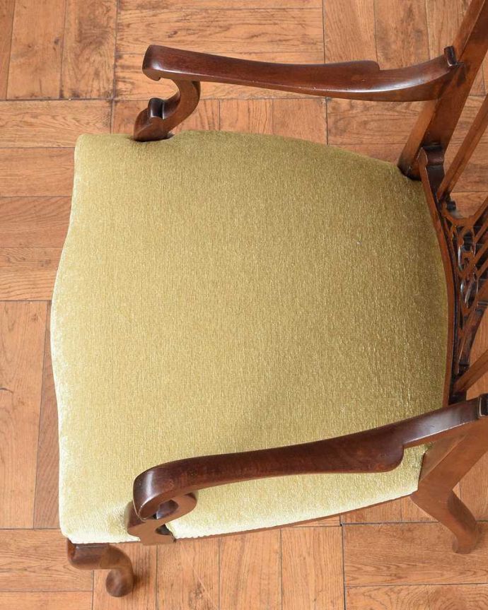 サロンチェア アンティーク チェア 英国で出会った優雅なアンティークのアームチェア、透かし彫りが美しいサロンチェア。座面を上から見るとこんな感じ座面は布貼りなので、長時間座っても疲れません。(q-378-c)