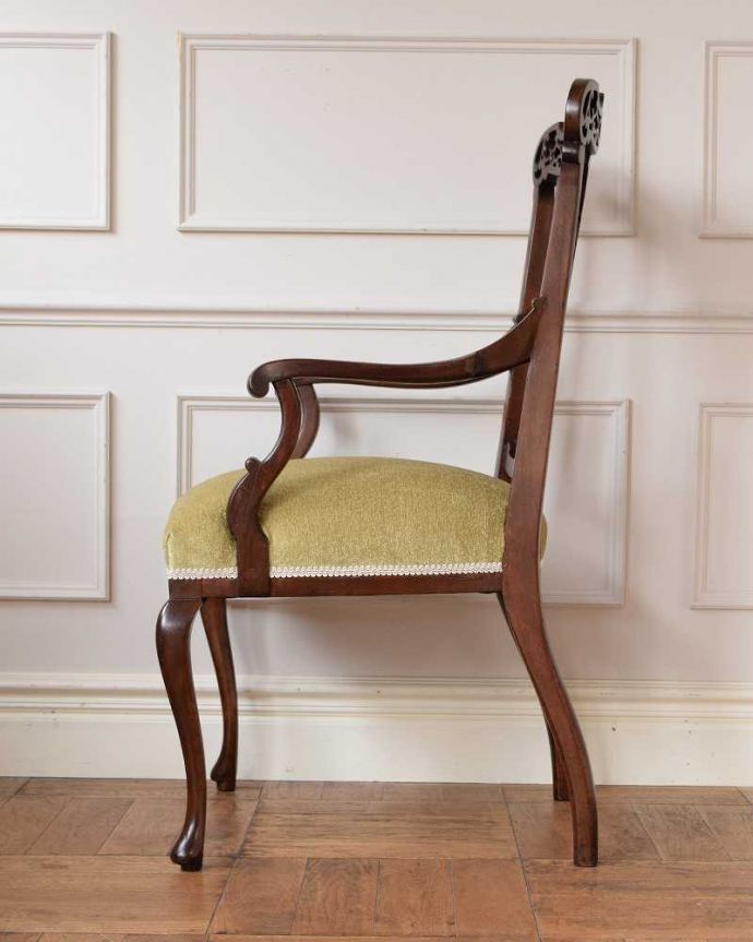 サロンチェア アンティーク チェア 英国で出会った優雅なアンティークのアームチェア、透かし彫りが美しいサロンチェア。横から見ても優雅な立ち姿もちろん、横から見た姿も優雅で美しいんです。(q-378-c)