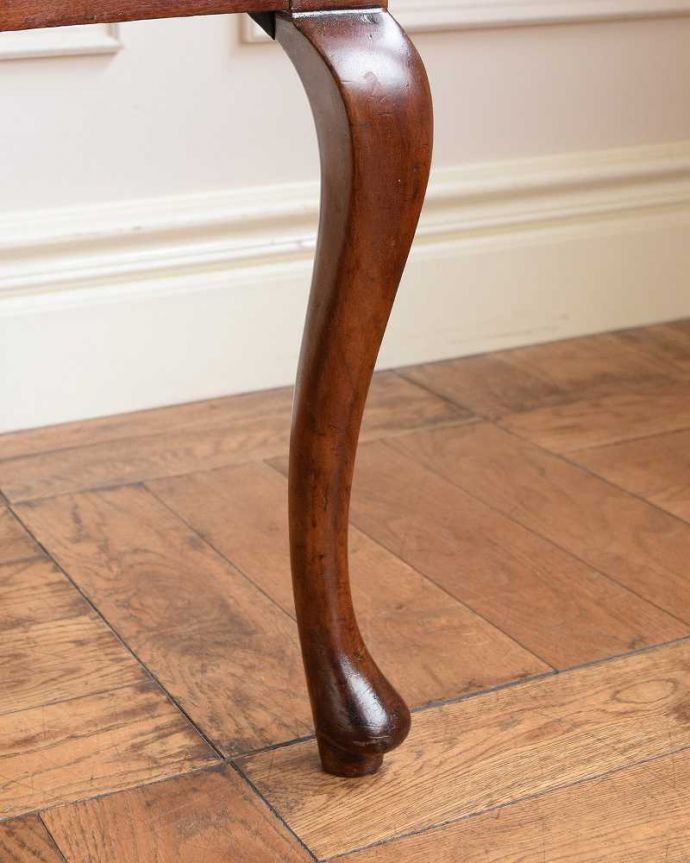 サロンチェア アンティーク チェア 英国で出会った優雅なアンティークのアームチェア、透かし彫りが美しいサロンチェア。床を滑らせて移動出来ますHandleではアンティークチェアの脚の裏にフェルトキーパーをお付けしています。(q-378-c)