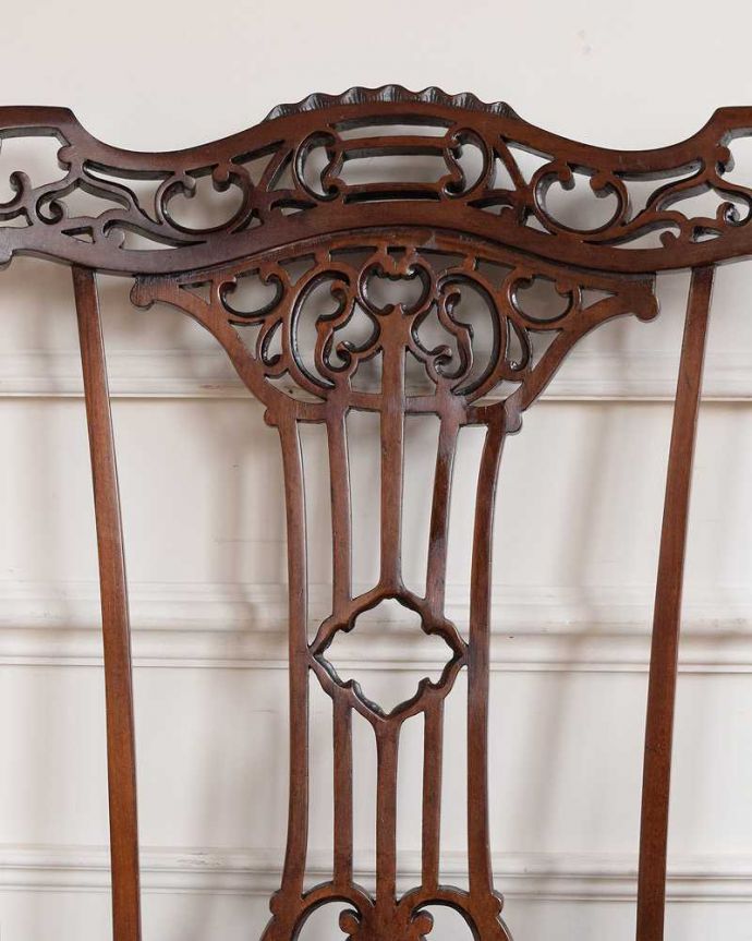 サロンチェア アンティーク チェア 英国で出会った優雅なアンティークのアームチェア、透かし彫りが美しいサロンチェア。うっとりするほど細かい細工まだ機械の発達していない時代に、手作業で作られた細かい細工。(q-378-c)