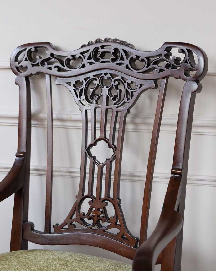 サロンチェア アンティーク チェア 目で楽しめる贅沢な英国アンティークのアームチェア、透かし彫りが美しいサロンチェア。美しさの極みを堪能して下さい高級材で描かれた美しく柔らかなフォルム。(q-379-c)