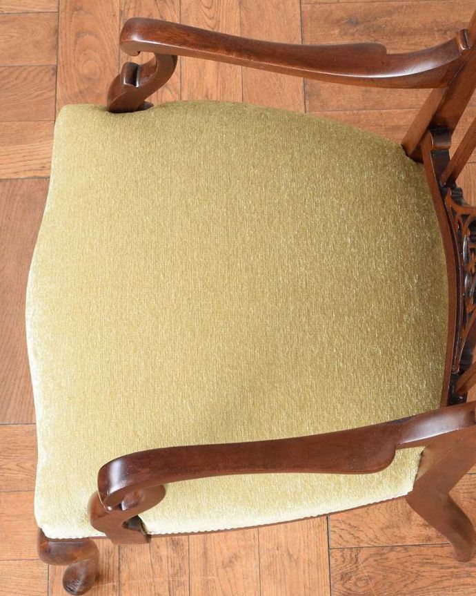 サロンチェア アンティーク チェア 目で楽しめる贅沢な英国アンティークのアームチェア、透かし彫りが美しいサロンチェア。座面を上から見るとこんな感じ座面は布貼りなので、長時間座っても疲れません。(q-379-c)