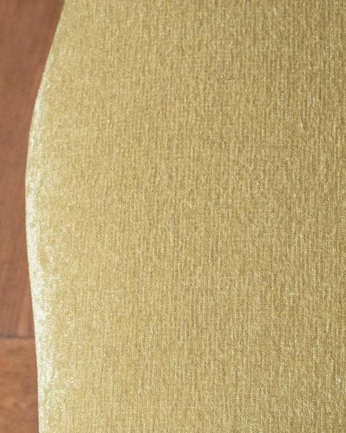 サロンチェア アンティーク チェア 目で楽しめる贅沢な英国アンティークのアームチェア、透かし彫りが美しいサロンチェア。生地選びにもこだわりました優雅なアンティークチェアの雰囲気をそのままに、一番似合う貼り座をじっくり選びました。(q-379-c)