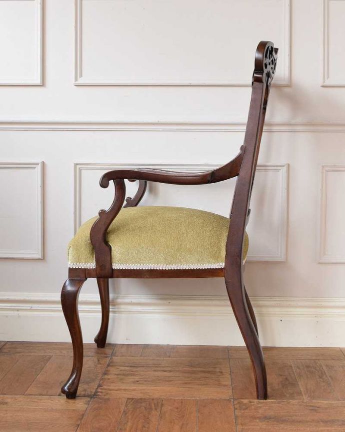 サロンチェア アンティーク チェア 目で楽しめる贅沢な英国アンティークのアームチェア、透かし彫りが美しいサロンチェア。横から見ても優雅な立ち姿もちろん、横から見た姿も優雅で美しいんです。(q-379-c)