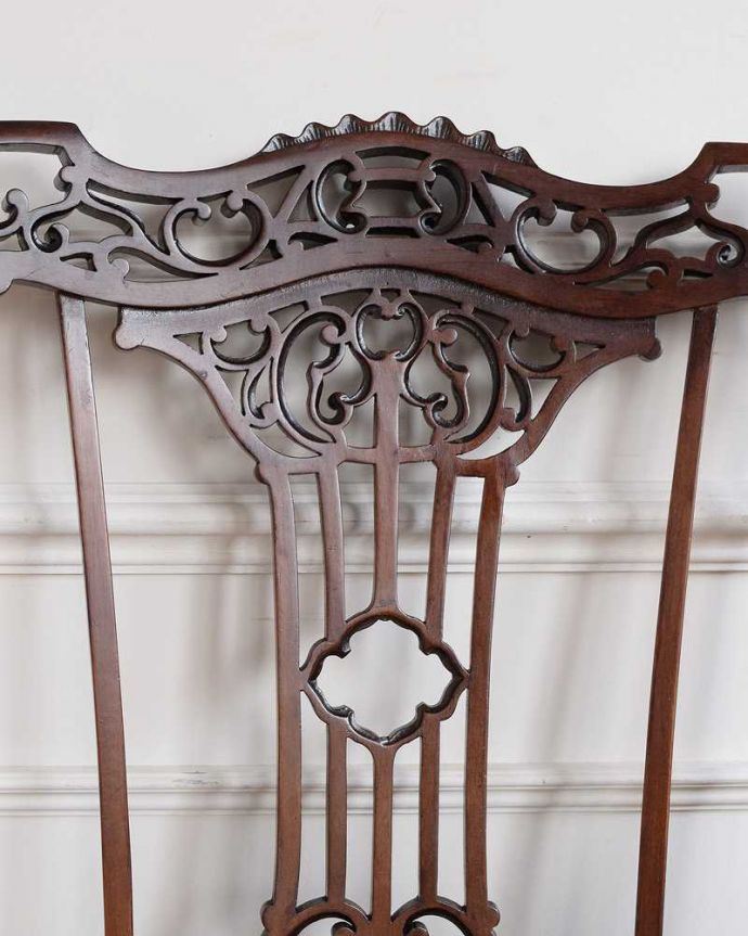 サロンチェア アンティーク チェア 目で楽しめる贅沢な英国アンティークのアームチェア、透かし彫りが美しいサロンチェア。うっとりするほど細かい細工まだ機械の発達していない時代に、手作業で作られた細かい細工。(q-379-c)
