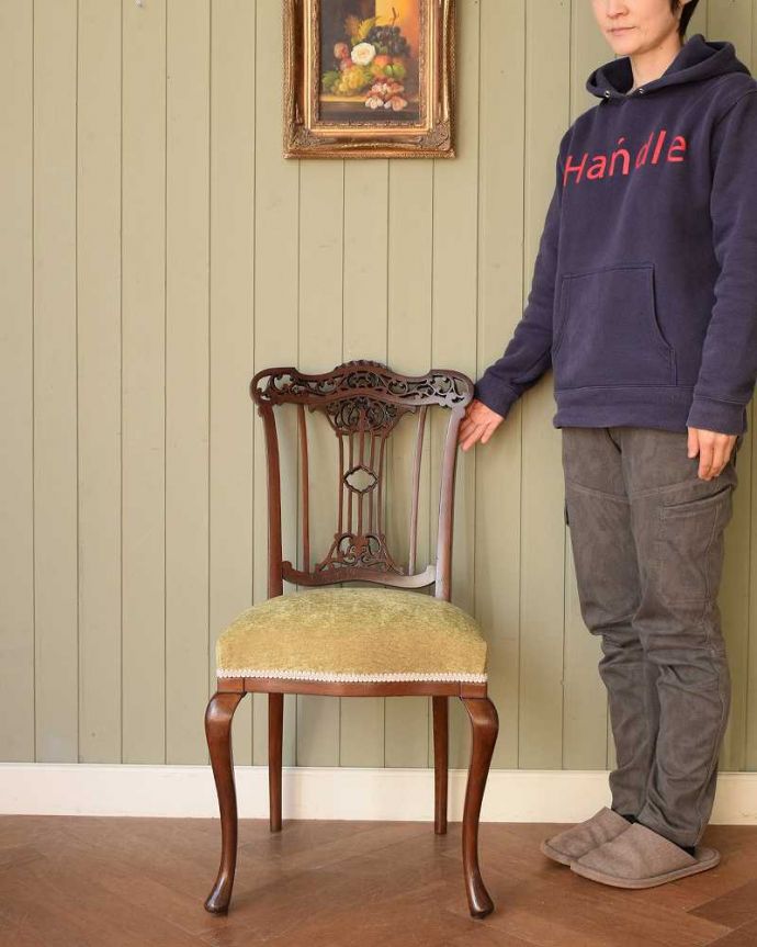 サロンチェア アンティーク チェア 英国輸入の美しい椅子、マホガニー材のアンティークサイドチェア(サロンチェア) 。座るためだけじゃなく見て楽しむ椅子上質な雰囲気が漂うアンティークのサロンチェアは、座るためだけの椅子ではありません。(q-380-c)