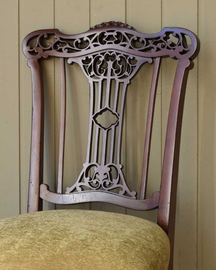 サロンチェア アンティーク チェア 英国輸入の美しい椅子、マホガニー材のアンティークサイドチェア(サロンチェア) 。アンティークらしい背もたれの装飾上質な雰囲気を漂わせる細かい彫。(q-380-c)