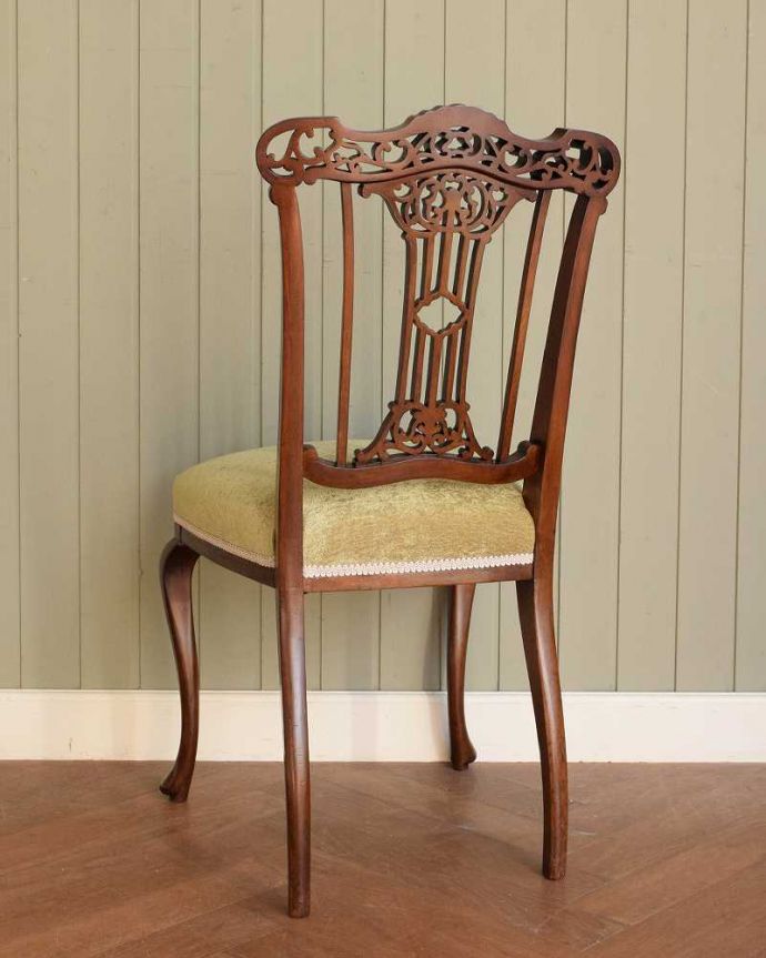 サロンチェア アンティーク チェア 英国輸入の美しい椅子、マホガニー材のアンティークサイドチェア(サロンチェア) 。後ろ姿にも自信アリ並べた時に後ろから見ることも多い椅子。(q-380-c)