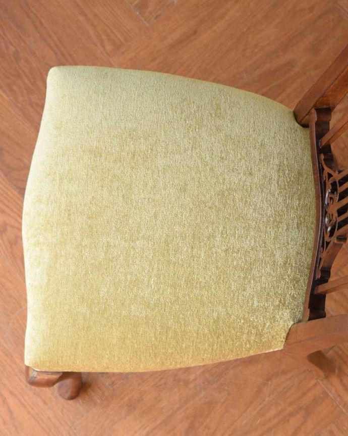サロンチェア アンティーク チェア 英国輸入の美しい椅子、マホガニー材のアンティークサイドチェア(サロンチェア) 。座面を上から見るとこんな感じ座面は布貼りなので、長時間座っても疲れません。(q-380-c)