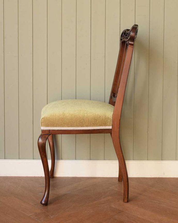 サロンチェア アンティーク チェア 英国輸入の美しい椅子、マホガニー材のアンティークサイドチェア(サロンチェア) 。横から見ても優雅な立ち姿背もたれがカーブしているので楽です。(q-380-c)