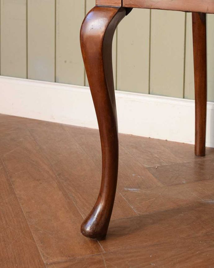 サロンチェア アンティーク チェア 英国輸入の美しい椅子、マホガニー材のアンティークサイドチェア(サロンチェア) 。床を滑らせて移動出来ますHandleではアンティークチェアの脚の裏にフェルトキーパーをお付けしています。(q-380-c)