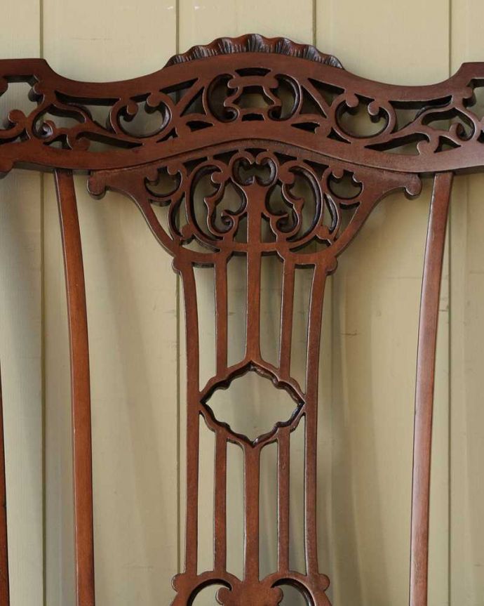 サロンチェア アンティーク チェア 英国輸入の美しい椅子、マホガニー材のアンティークサイドチェア(サロンチェア) 。うっとりするほど細かい細工まだ機械の発達していない時代に、手作業で作られた細かい細工。(q-380-c)