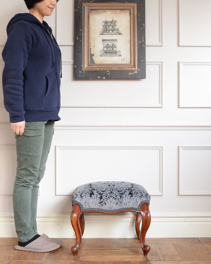 スツール・オットマン アンティーク チェア イギリスから届いた脚の先まで美しいアンティークスツール。座ったり、飾ったり・・・お家の中の様々シーンで活躍してくれるアンティークのスツール。(q-381-c)