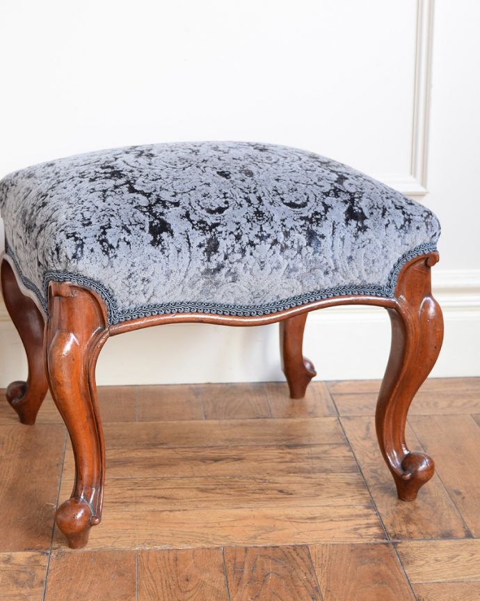 スツール・オットマン アンティーク チェア イギリスから届いた脚の先まで美しいアンティークスツール。うっとりするほど細かい細工まだ機械の発達していない時代に、手作業で作られた細かい細工。(q-381-c)