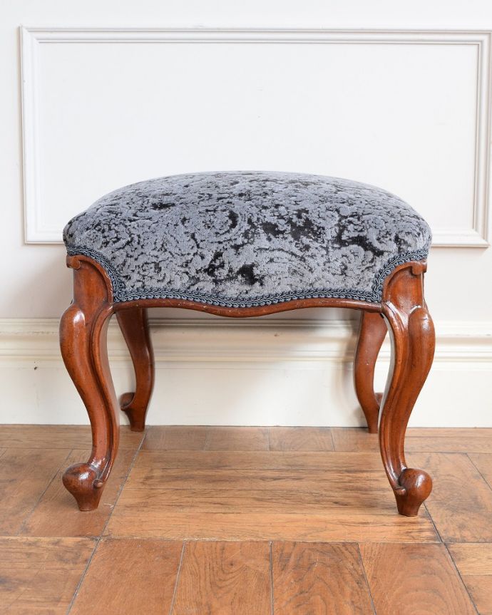 スツール・オットマン アンティーク チェア イギリスから届いた脚の先まで美しいアンティークスツール。360度、どこから見ても美しい脚もしっかり組まれているのがわかります。(q-381-c)