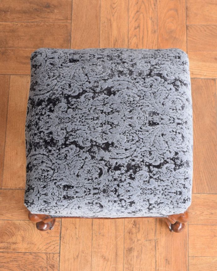 スツール・オットマン アンティーク チェア イギリスから届いた脚の先まで美しいアンティークスツール。座面を上から見るとこんな感じ座面は布貼りなので、長時間座っても疲れません。(q-381-c)