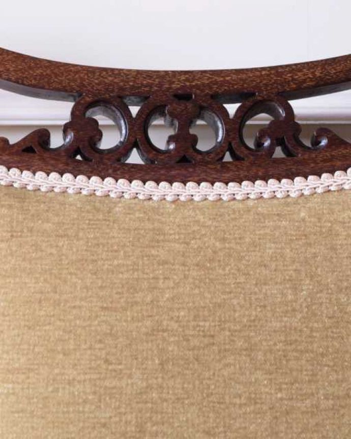 英国アンティーク家具らしい装飾