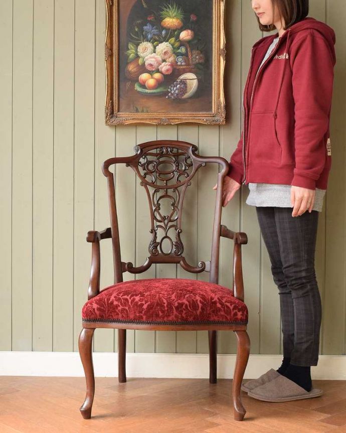 サロンチェア アンティーク チェア 目で楽しめる贅沢な英国アンティークのアームチェア、透かし彫りが美しいサロンチェア。「見る」だけで幸せになるアンティークの椅子最高級のアンティークチェアは、座って使う楽しみ以外に目で見て楽しめます。(q-383-c)