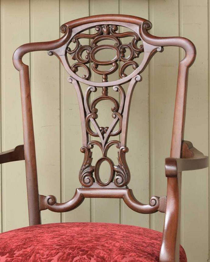 サロンチェア アンティーク チェア 目で楽しめる贅沢な英国アンティークのアームチェア、透かし彫りが美しいサロンチェア。美しさの極みを堪能して下さい高級材で描かれた美しく柔らかなフォルム。(q-383-c)