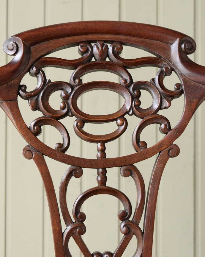 サロンチェア アンティーク チェア 目で楽しめる贅沢な英国アンティークのアームチェア、透かし彫りが美しいサロンチェア。うっとりするほど細かい細工まだ機械の発達していない時代に、手作業で作られた細かい細工。(q-383-c)