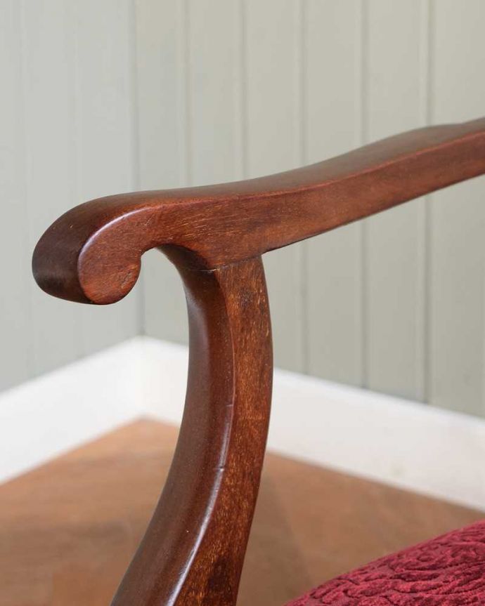 サロンチェア アンティーク チェア 目で楽しめる贅沢な英国アンティークのアームチェア、透かし彫りが美しいサロンチェア。アーム部分にも注目肘を掛けておけるアームチェアは座ったときにやっぱりラク。(q-383-c)