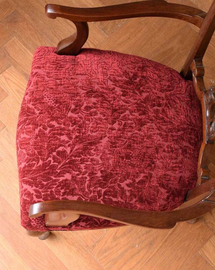 サロンチェア アンティーク チェア 目で楽しめる贅沢な英国アンティークのアームチェア、透かし彫りが美しいサロンチェア。座面を上から見るとこんな感じ座面は布貼りなので、長時間座っても疲れません。(q-383-c)