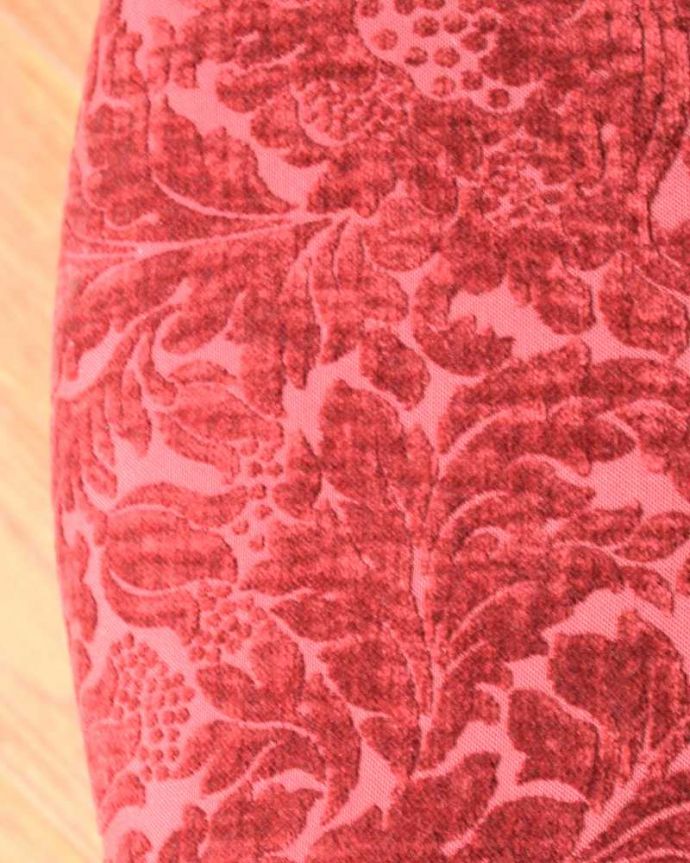 サロンチェア アンティーク チェア 目で楽しめる贅沢な英国アンティークのアームチェア、透かし彫りが美しいサロンチェア。生地選びにもこだわりました優雅なアンティークチェアの雰囲気をそのままに、一番似合う貼り座をじっくり選びました。(q-383-c)