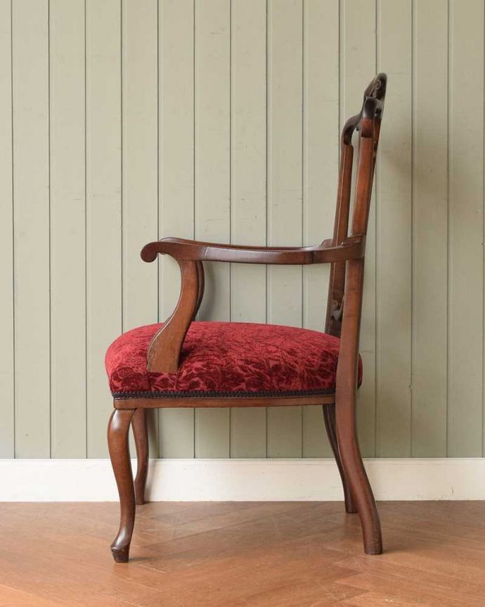 サロンチェア アンティーク チェア 目で楽しめる贅沢な英国アンティークのアームチェア、透かし彫りが美しいサロンチェア。横から見ても優雅な立ち姿もちろん、横から見た姿も優雅で美しいんです。(q-383-c)