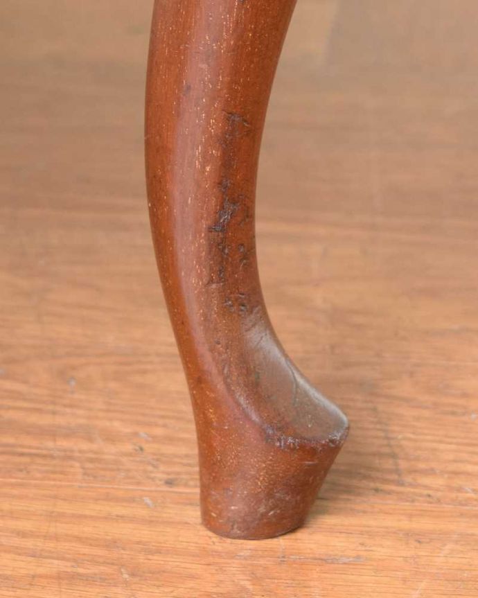 サロンチェア アンティーク チェア 目で楽しめる贅沢な英国アンティークのアームチェア、透かし彫りが美しいサロンチェア。床を滑らせて移動出来ますHandleではアンティークチェアの脚の裏にフェルトキーパーをお付けしています。(q-383-c)